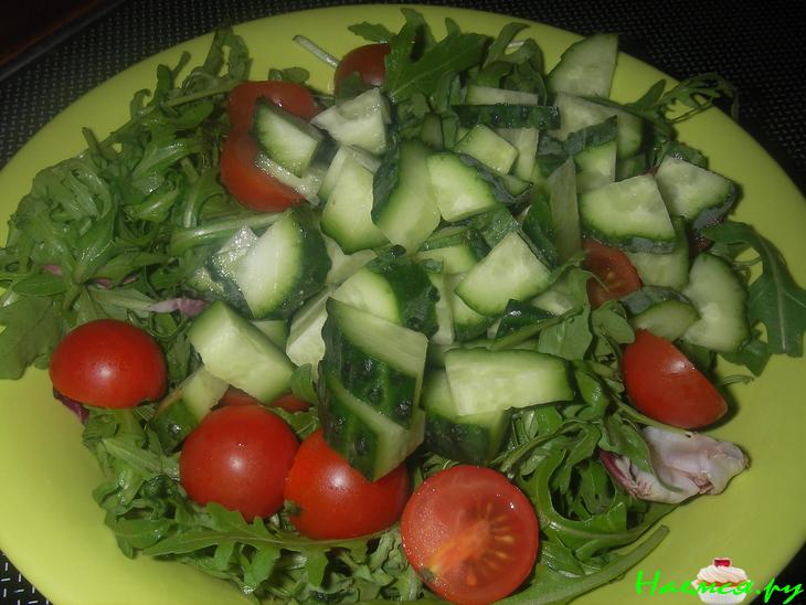 Салат с рукколой и тунцом с медово-горчичной заправкой Салат с рукколой и тунцом с медово-горчичной заправкой