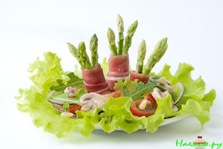 Салат из мини-спаржи с беконом Салат из мини-спаржи с беконом
