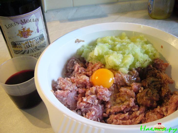 Котлета рубленная, запеченная под томатно-грибным соусом