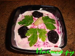 Салат "Изюминка" со свеклой и черносливом