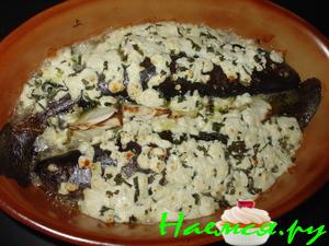 Радужная форель, запеченная с брынзой и щавелем