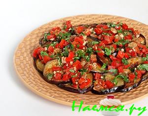 Баклажаны под соусом из печеного перца