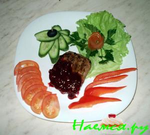 Свинина барбекю под брусничным соусом