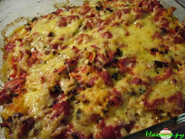 Мясо, запеченное под макронно-овощным гарниром, быстро и без особых хлопот