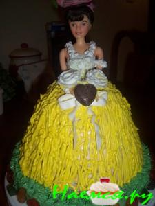 Торт "Барби", украшенный белковым кремом