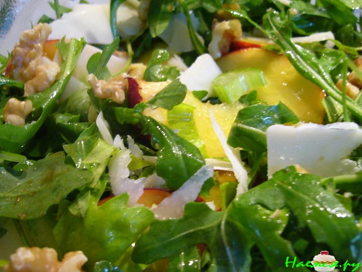 Салат с сельдереем и нектаринами