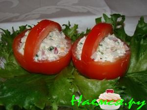 Крабовый салат с соусом из брынзы и йогурта