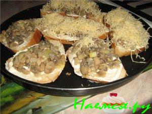 Горячие бутерброды с грибами, луком и сыром