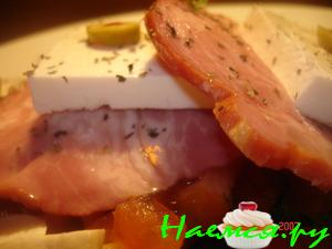 Фета с ветчиной и овощами