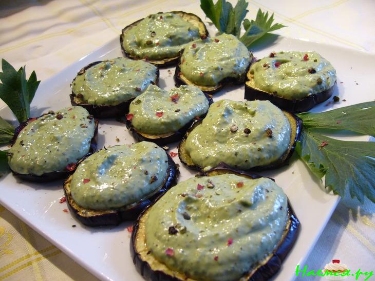 Авокадо-огуречный мусс на баклажановых тостах Авокадо-огуречный мусс на баклажановых тостах