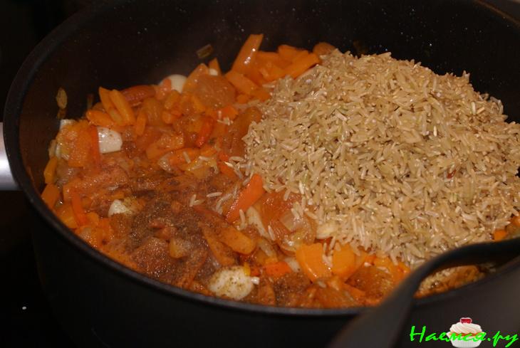 Плов из коричневого риса с тыквой, курагой и изюмом Плов из коричневого риса с тыквой, курагой и изюмом