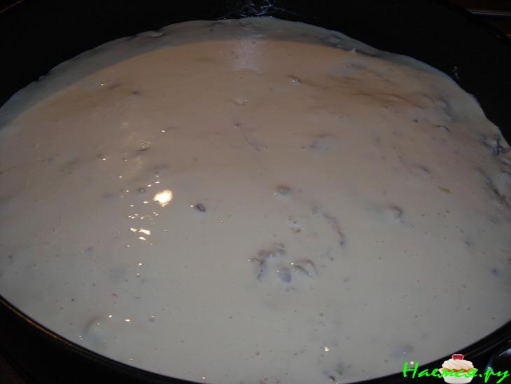 Заливной пирог с сайрой, рисом и жаренным луком