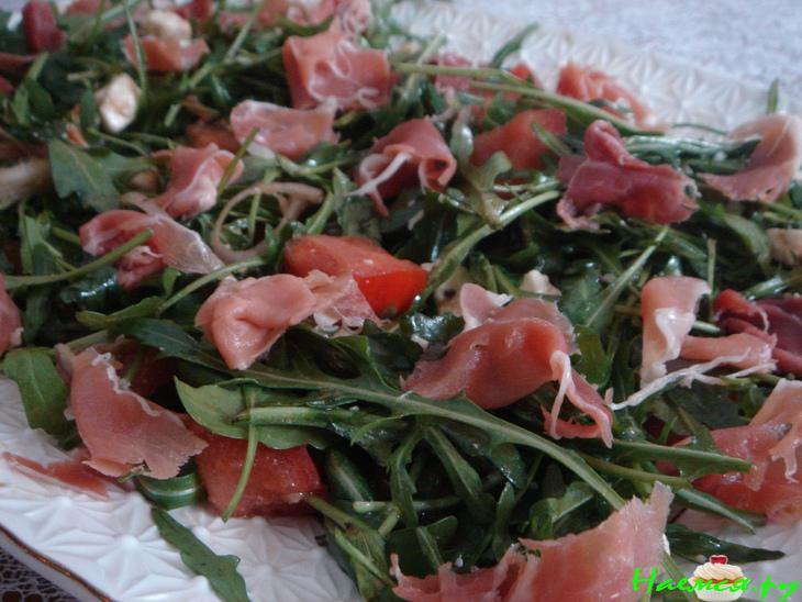 Салат из рукколы с хамоном