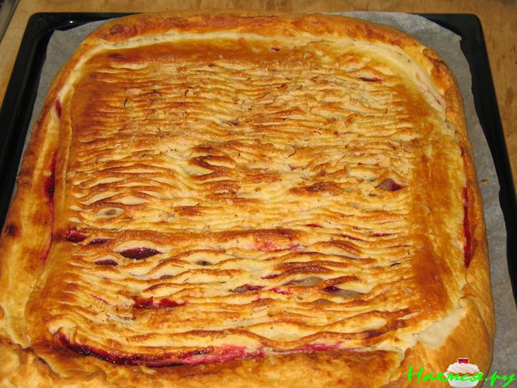Пирог с клюквой и ананасом из слоеного творожно-дрожжевого теста