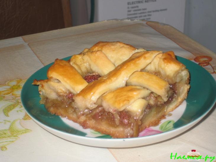 Пирог с земляникой, яблоком, бананом и мармеладом 