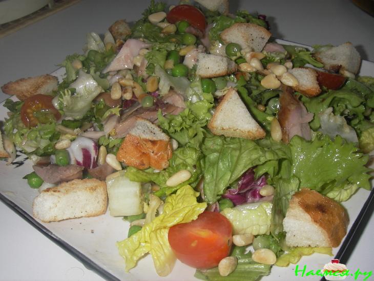 Салат из курицы и зеленого горошка