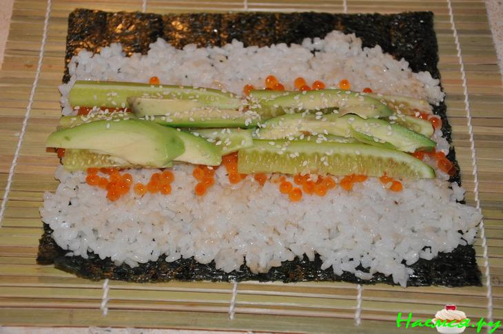 Суши-роллы с красной рыбой, фета, васаби...