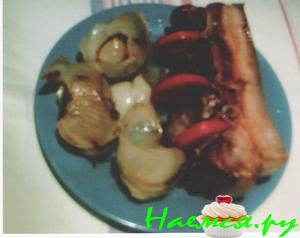 Свиная грудинка с луковым гарниром