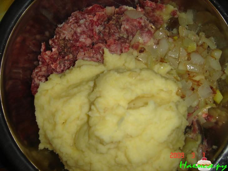 Картофельно-мясные котлеты с нежным грибным соусом. Картофельно-мясные котлеты с нежным грибным соусом.