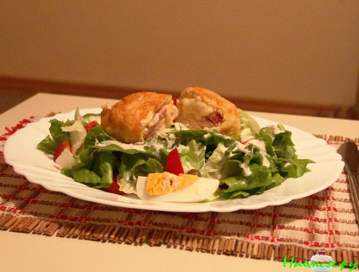 Салат с куриными конвертиками Салат с куриными конвертиками