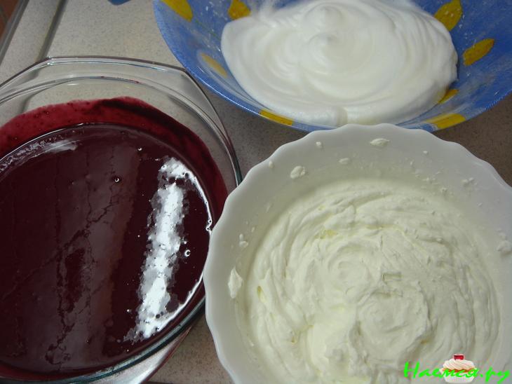 Миндальный торт с муссом из черной смородины