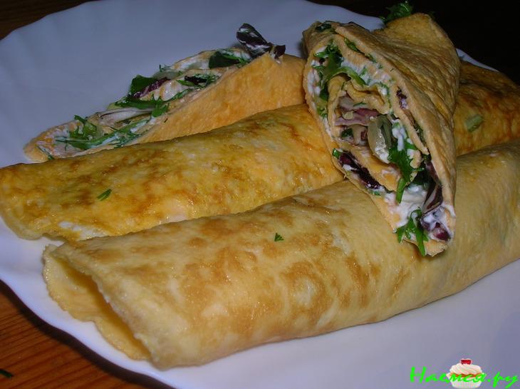 Рулеты-омлеты с творожным сыром и листовым салатом