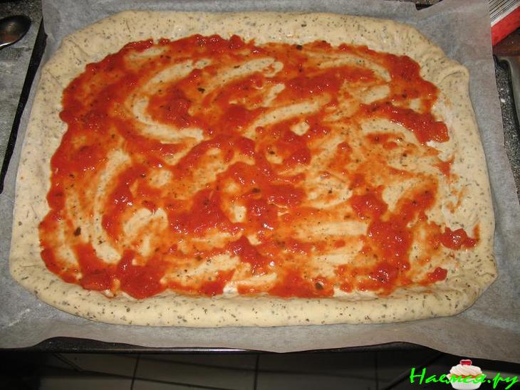 Пицца "Салями" с овощным акцентом и сыром в корочке