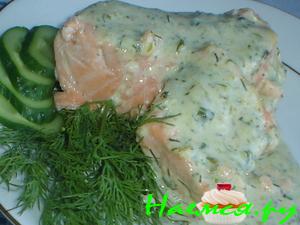 Лосось в сливочном соусе с огурцом и зеленым луком Лосось в сливочном соусе с огурцом и зеленым луком