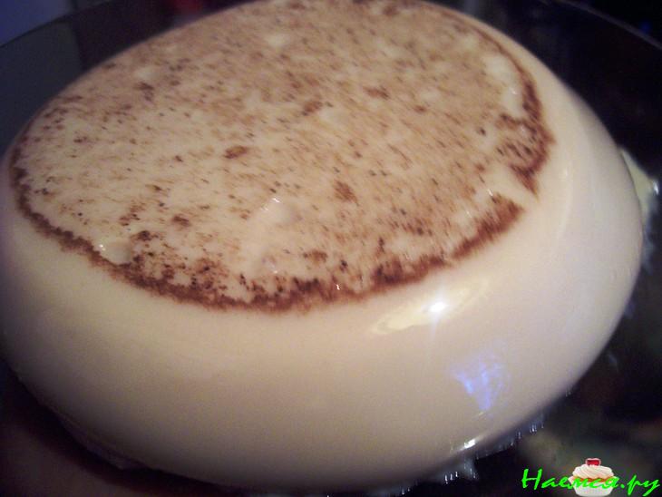 Молочно-кофеное желе под соусом из черной смородины