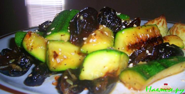 Салат с цуккини и черносливом Салат с цуккини и черносливом