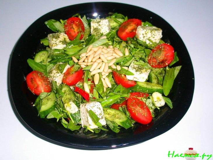 Салат с рукколой, фетой и мятой