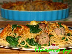 Спагетти из цельного зерна со шпинатом и мясными фрикадельками