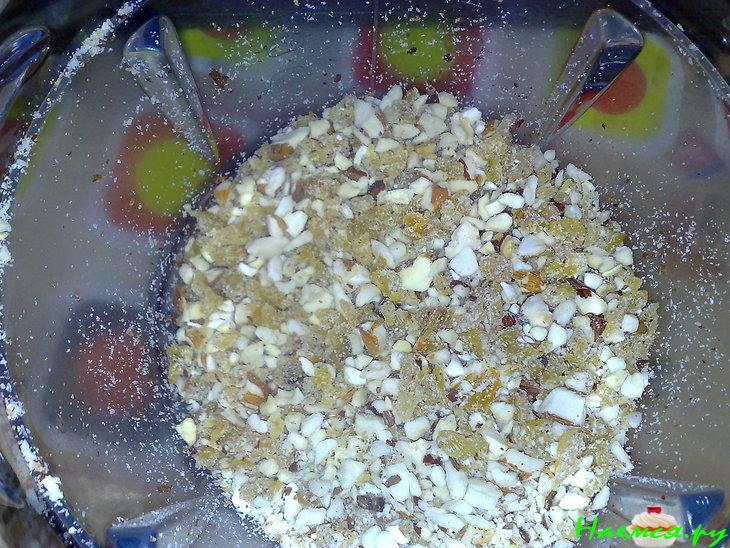 Пирожное в шоколадной глазури с орехами и изюмом