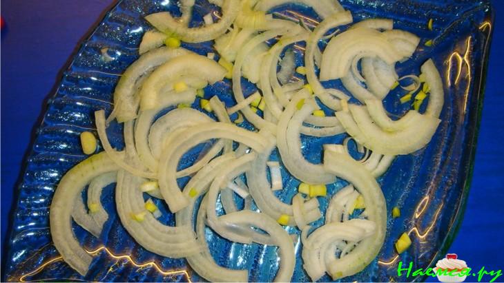 Салат из селедки с помидором, луком и яйцом Салат из селедки с помидором, луком и яйцом