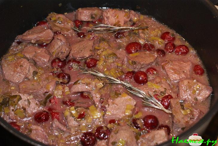 Телятина с вишней и розмарином в шоколадном соусе