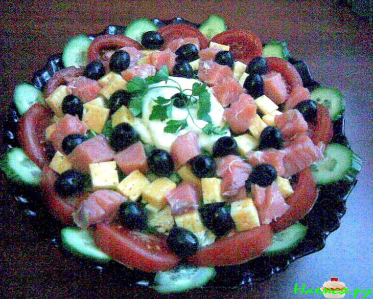 Салат с семгой, сыром, маслинами и овощами