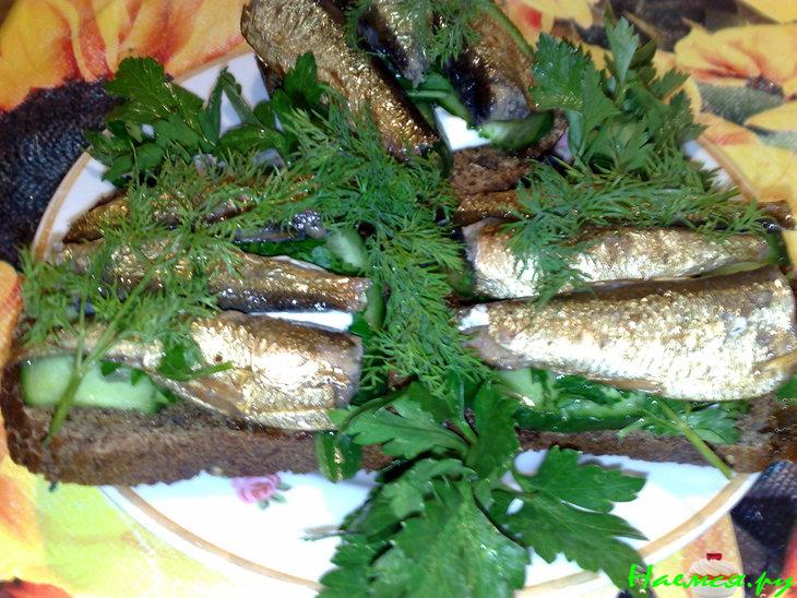 Бутерброды со шпротами и зеленью