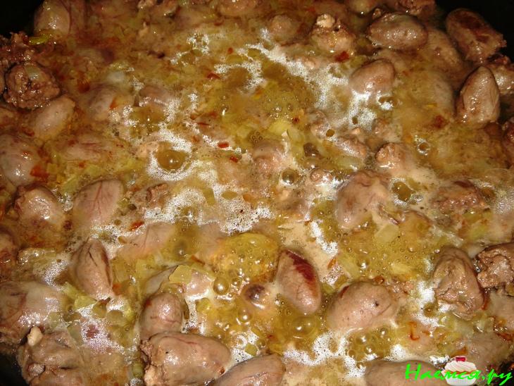 Куриные сердечки в сырном соусе Куриные сердечки в сырном соусе