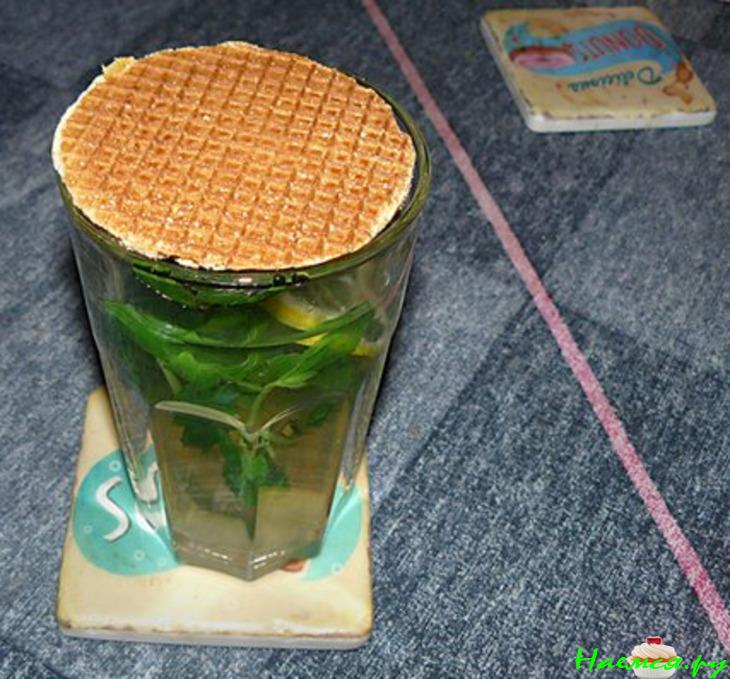 Имбирный чай с карамельной вафлей