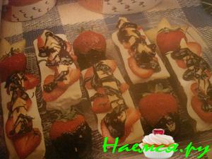 Бананово-клубничное пирожное