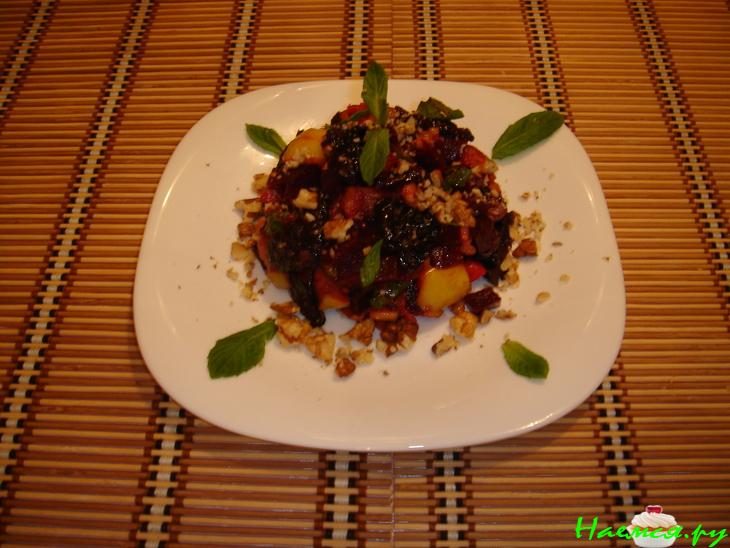 Салат из свеклы с черносливом и яблоками