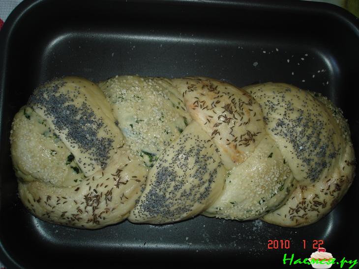 Хлебная плетенка с зеленью и красным перцем 