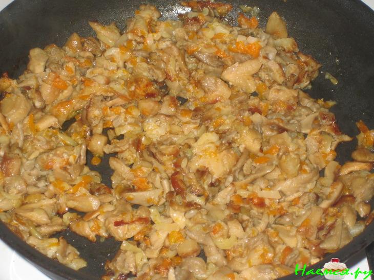 Свиной рулет с грибами и солеными огурцами Свиной рулет с грибами и солеными огурцами