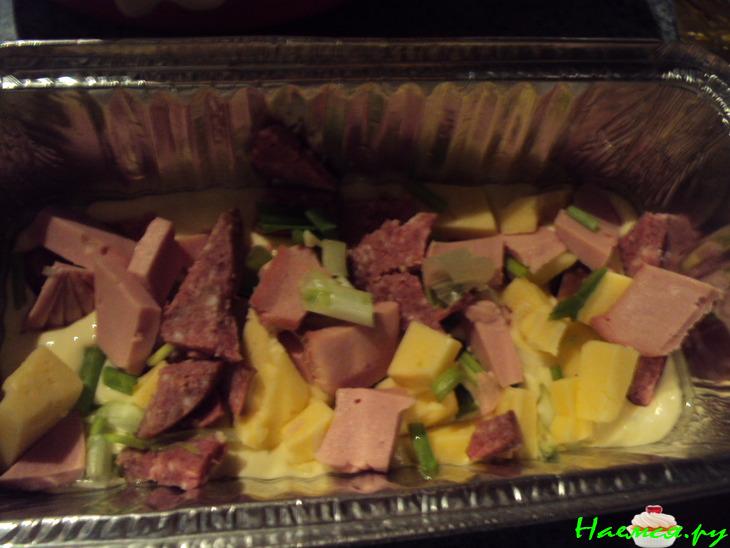 Вкусный заливной пирог с колбасой и сыром к завтраку