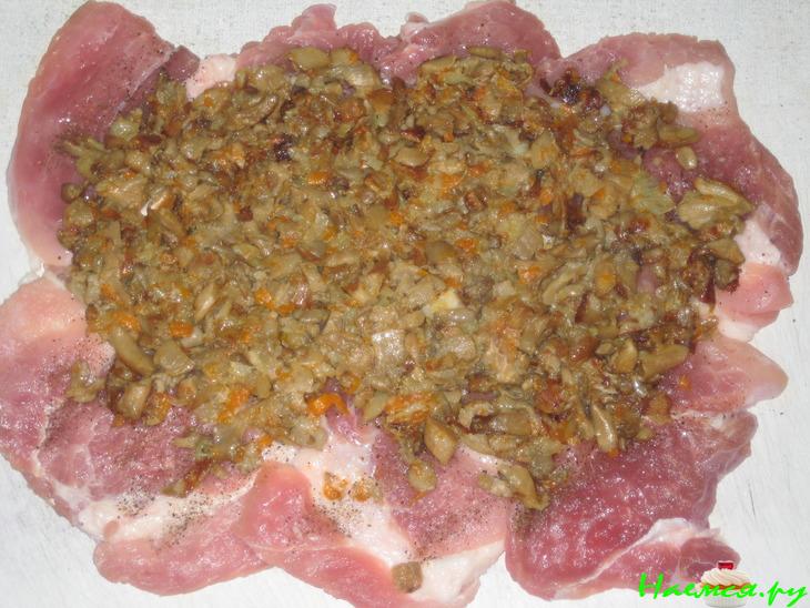 Свиной рулет с грибами и солеными огурцами Свиной рулет с грибами и солеными огурцами