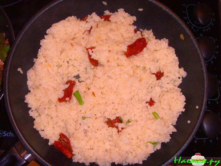 Ризотто со стручками гороха, вялеными томатами, брокколи и пармезаном