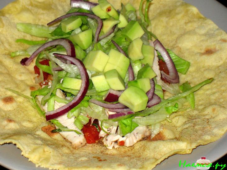 Буррито с начинкой из куриного мяса