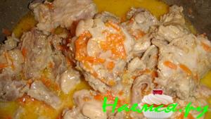 Кролик тушеный в сметанном соусе