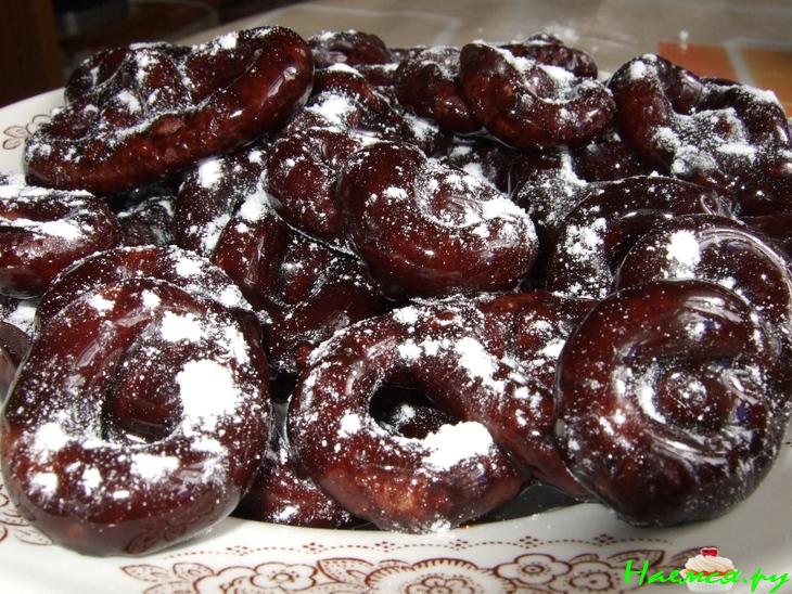 Шоколадные крендельки в сахарной пудре Шоколадные крендельки в сахарной пудре