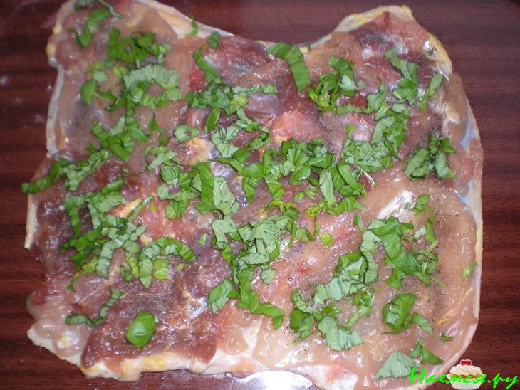 Рулет куриный с грибами и болгарским перцем в меду Рулет куриный с грибами и болгарским перцем в меду